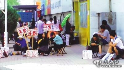 “馬路市場(chǎng) ”門(mén)庭若市