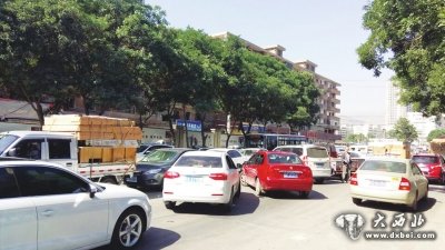 轎車道路中央動彈不得