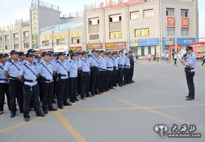 榆中縣公安局在西北民族大學榆中校區(qū)門口組織民警開展了反暴恐應(yīng)急處突拉動演練。