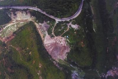 北京房山河北鎮(zhèn)景區(qū)邊堆出“垃圾山”  