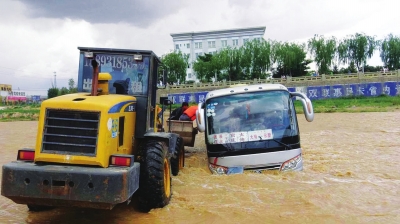 莊浪河暴漲 大巴車被困