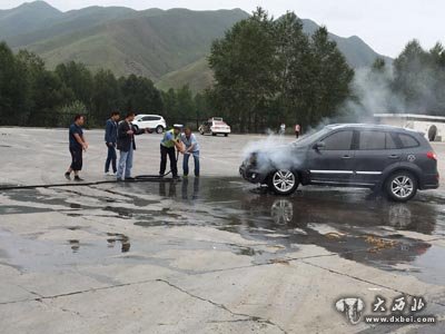 汽車自燃 高速交警及時處置