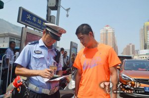 東崗交警強(qiáng)力整治單行道機(jī)動(dòng)車逆行