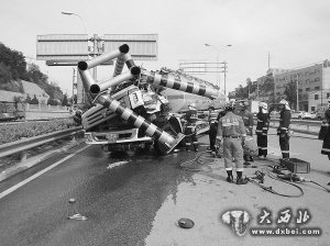 油罐車撞倒限高桿