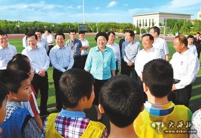 中共中央政治局委員、國務(wù)院副總理劉延?xùn)|在省委書記、省人大常委會(huì)主任王三運(yùn)，省委副書記、省長林鐸的陪同下，深入我省嘉峪關(guān)、敦煌考察