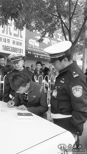 東崗交警大隊(duì)加強(qiáng)天水北路行人亂過(guò)馬路違法行為管理