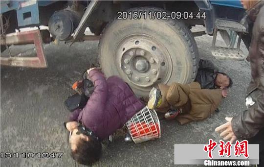 騎電車男女被壓車輪下徐州數(shù)十名市民合力抬車救人