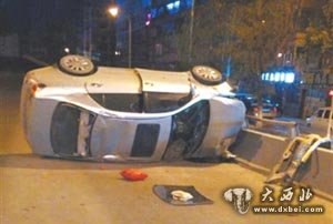 凌晨轎車撞安定門立交橋護欄側(cè)翻