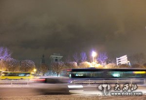 烏魯木齊雪花飛舞 吐魯番玫瑰綻放