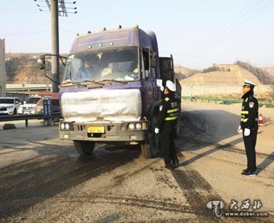 皋蘭警方嚴控限行大貨車