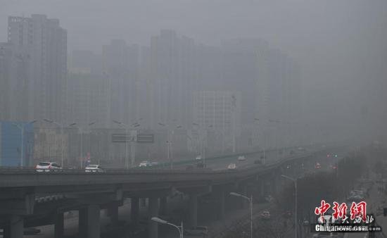 資料圖：12月5日，石家莊市區(qū)籠罩在霧霾中。當日，河北省氣象臺繼續(xù)發(fā)布霾紅色預警信號