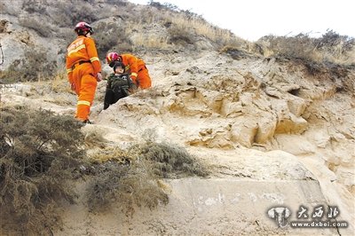 兩女被困蘭山山腰 消防官兵成功救援