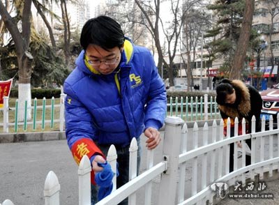 蘭州西固區(qū)干部職工開展周末大掃除