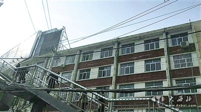 這樓頂廣告牌太夸張 拆你沒商量