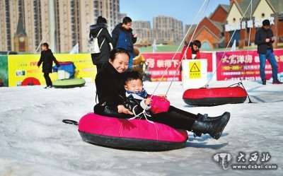 市民帶著孩子在甘肅國(guó)際會(huì)展中心滑雪場(chǎng)體驗(yàn)滑雪的樂(lè)趣