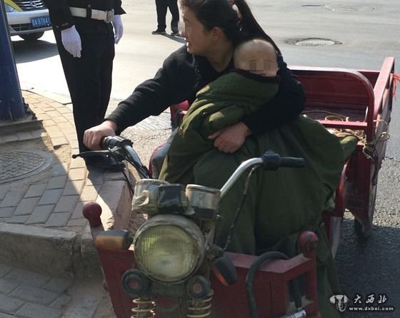 女子單手抱幼兒駕三輪車 后載兩幼童和狗