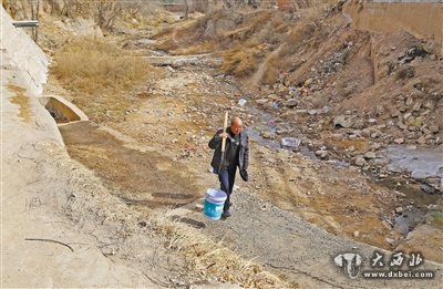 家中自來水停供8年 500村民排洪溝里挑水吃