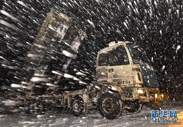 2月20日凌晨，一輛卡車在烏魯木齊西山雪場傾倒裝載的積雪