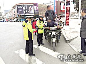 東崗交警查處電動車違規(guī)載人、載貨