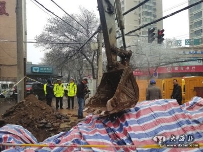 管道爆裂 路面塌陷 蘭州交警冒雪值守六小時確保了交通安全