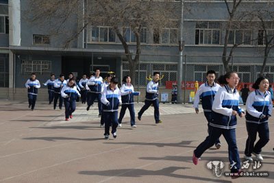 蘭州市第五十九中學(xué)舉行地震應(yīng)急疏散演練全校師生參加演練