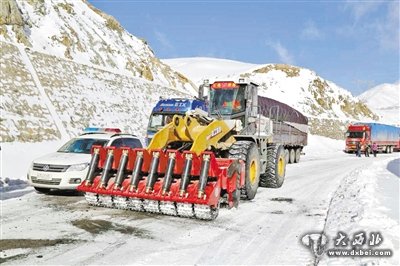 疏通4小時后，當(dāng)金山路段再次被冰雪封堵