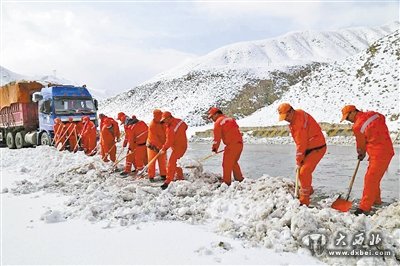 疏通4小時后，當(dāng)金山路段再次被冰雪封堵