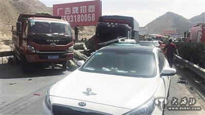 貨車失控撞6車 2人受傷