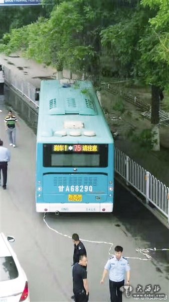 失控的75路公交車