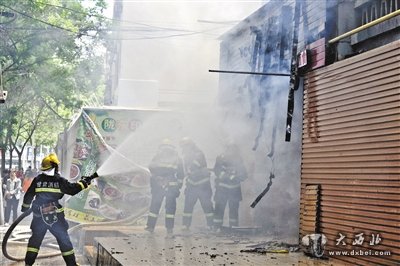 居民樓下餐館起火 消防背出樓上5位被困老人