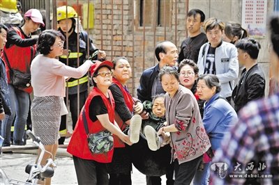 居民樓下餐館起火 消防背出樓上5位被困老人