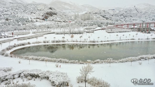 祁連山下春雪飛