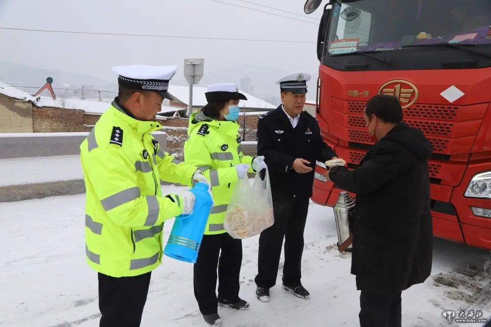 60余輛汽車遇雪被困連